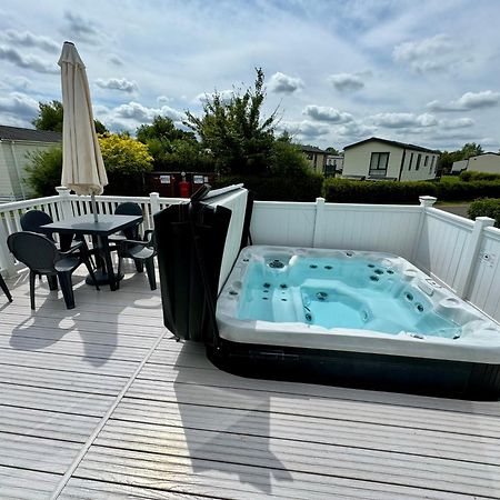 Paws Lodge, Hot Tub, Pet Friendly South Cerney Exterior photo
