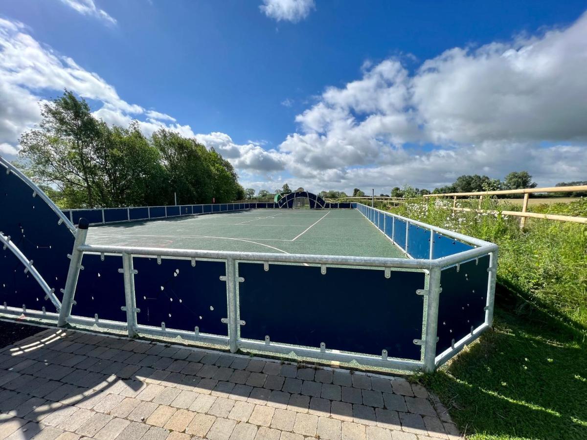 Paws Lodge, Hot Tub, Pet Friendly South Cerney Exterior photo