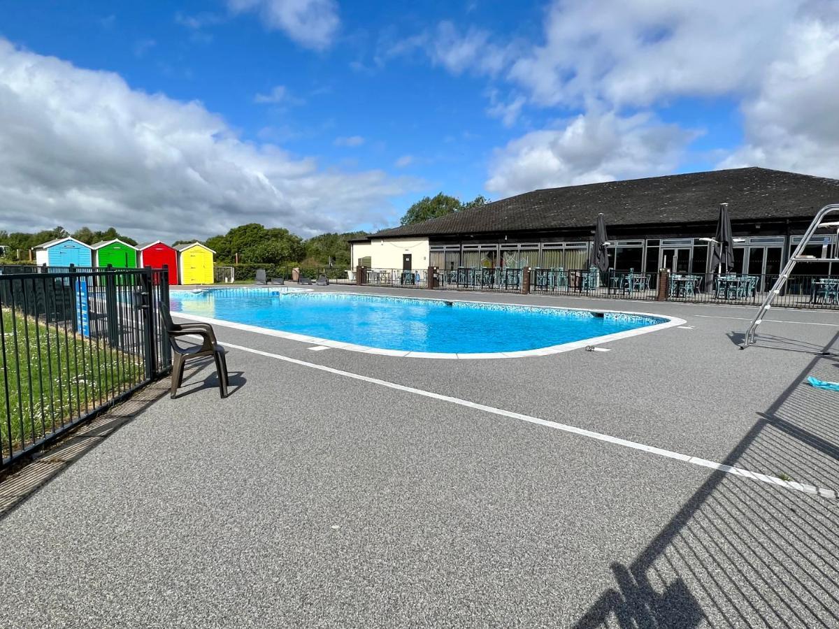 Paws Lodge, Hot Tub, Pet Friendly South Cerney Exterior photo