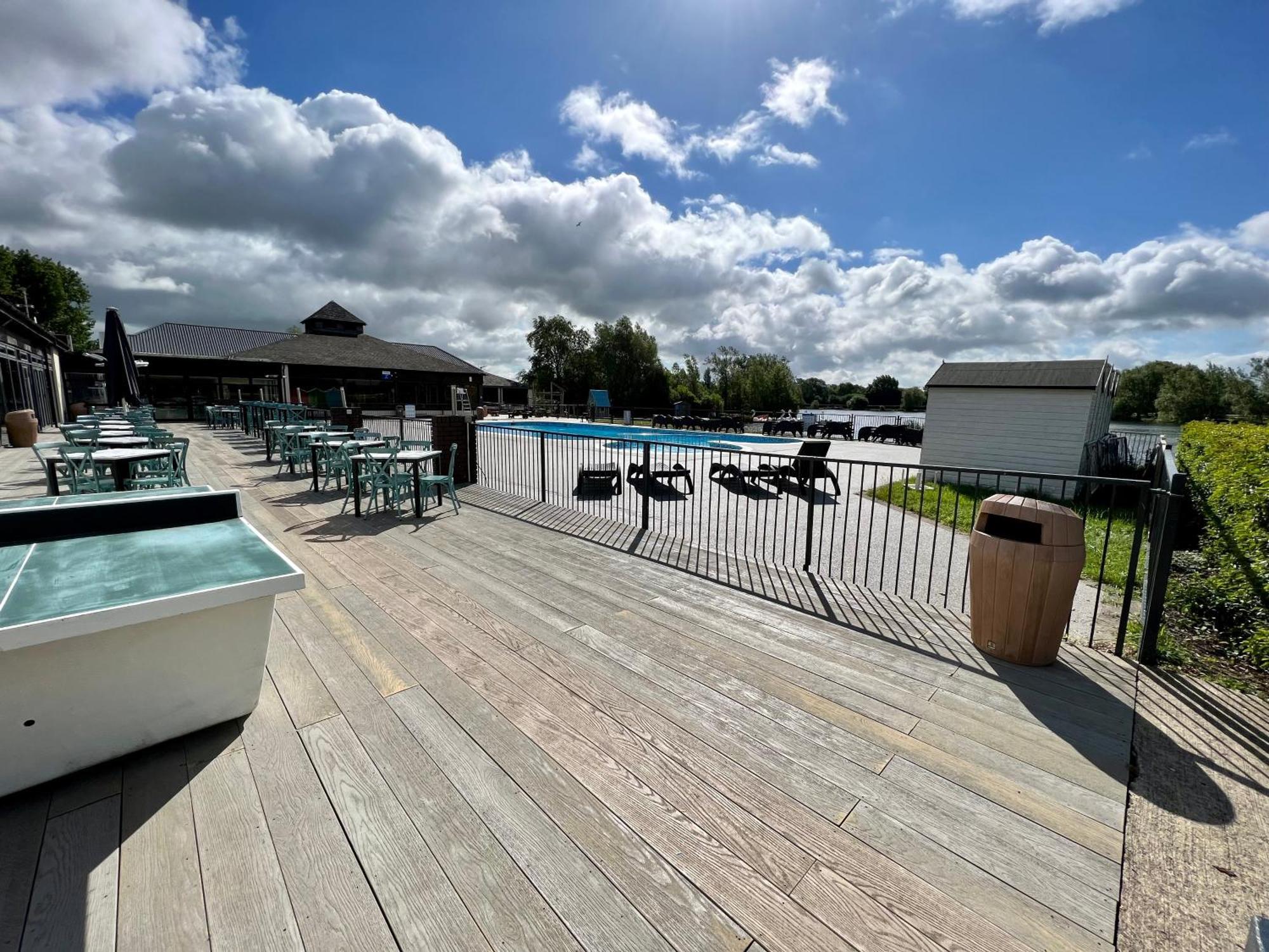 Paws Lodge, Hot Tub, Pet Friendly South Cerney Exterior photo