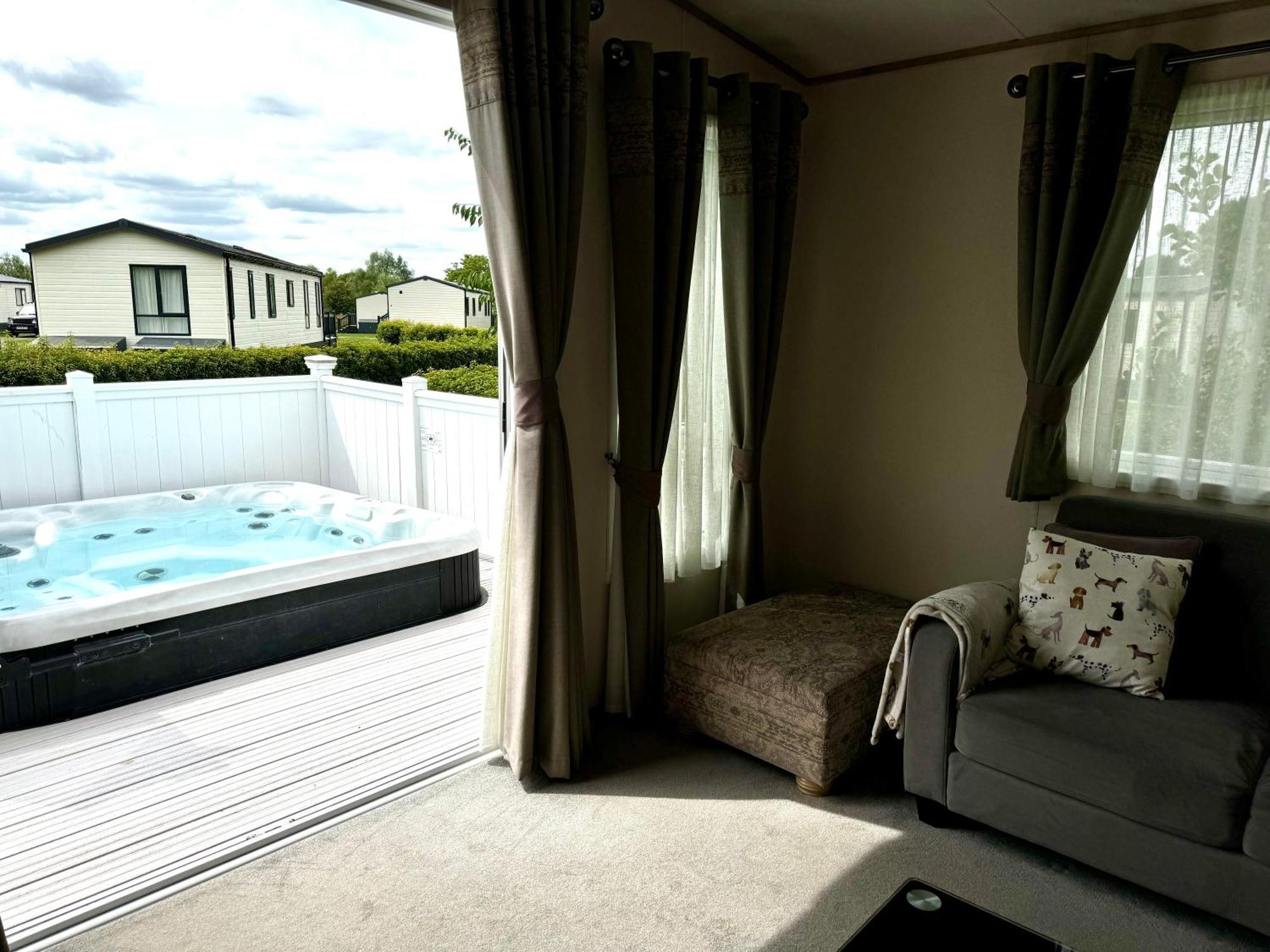 Paws Lodge, Hot Tub, Pet Friendly South Cerney Exterior photo