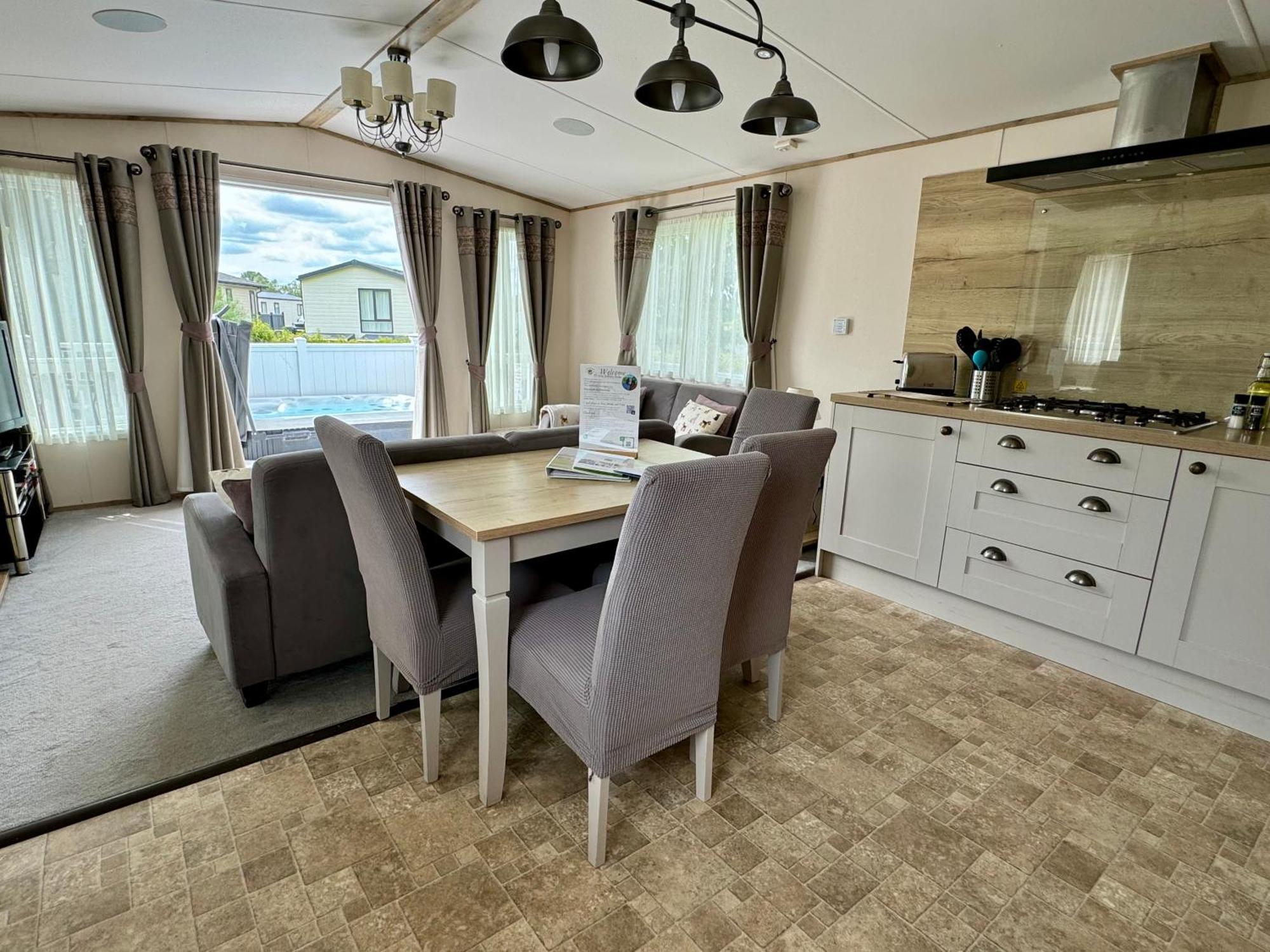 Paws Lodge, Hot Tub, Pet Friendly South Cerney Exterior photo