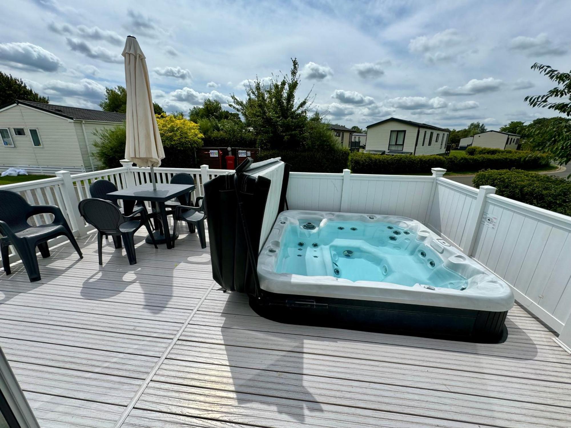 Paws Lodge, Hot Tub, Pet Friendly South Cerney Exterior photo