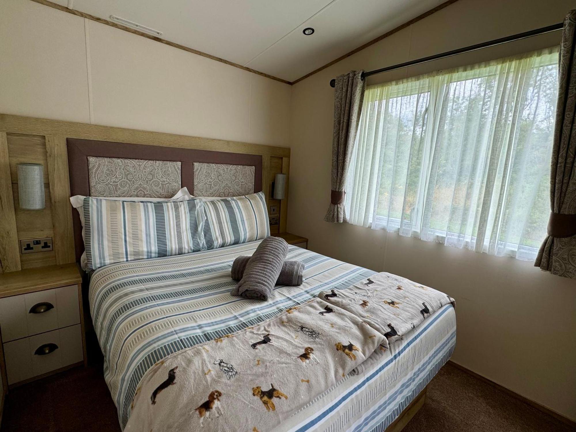 Paws Lodge, Hot Tub, Pet Friendly South Cerney Exterior photo